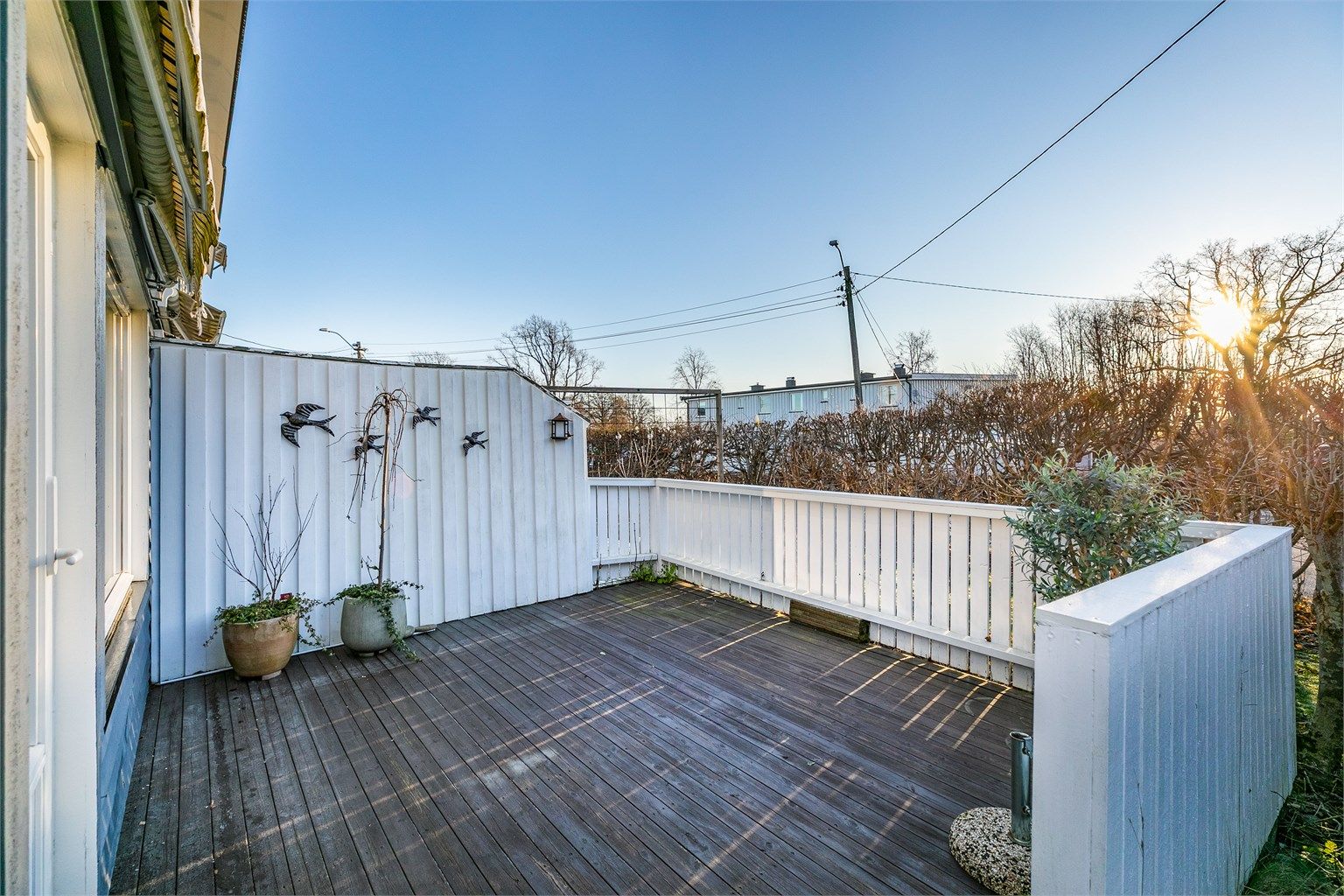 Boligen har to terrasser på til sammen 45 kvm. Begge er orientert i syd-vestlig retning og solfylt store deler av dagen sommerstid.