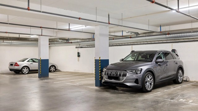 Det medfølger en parkeringsplass i felles garasjeanlegg, plass nr. 52, med heisadkomst. Parkeringsplassen er utstyrt med elbil-lader.
