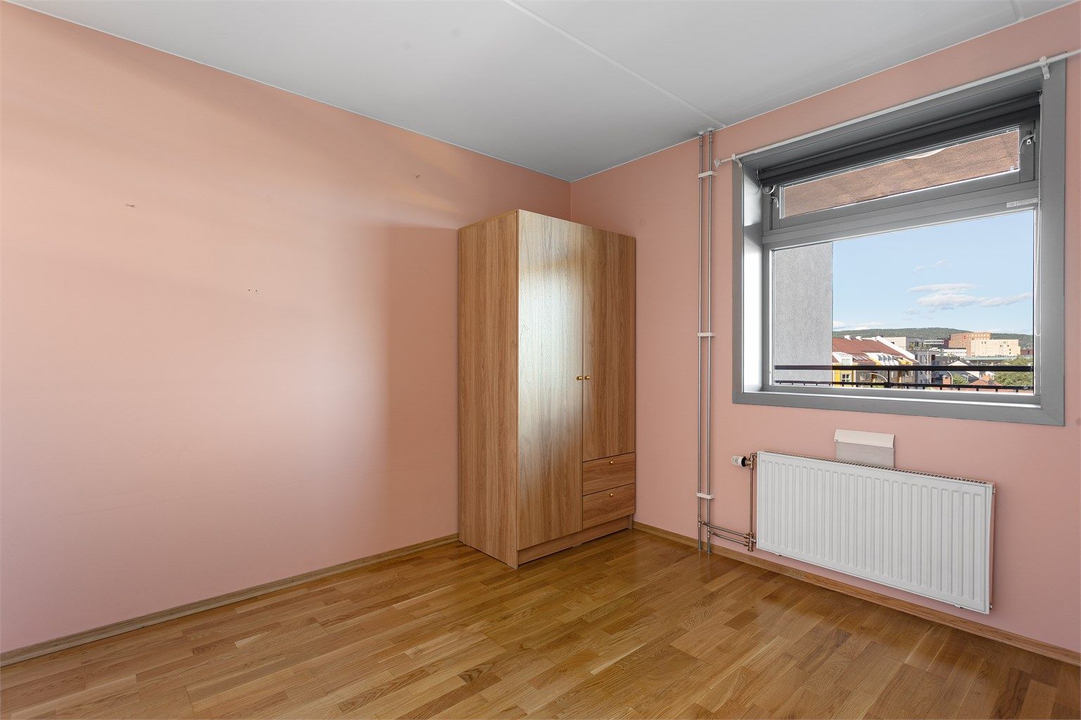Leiligheten har to soverom, plassert på hver sin side av entréen.