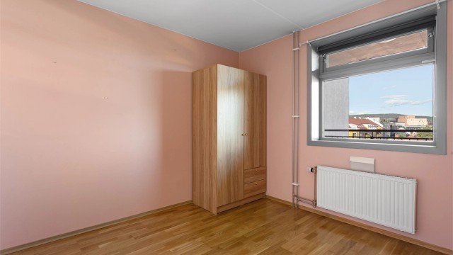 Leiligheten har to soverom, plassert på hver sin side av entréen.