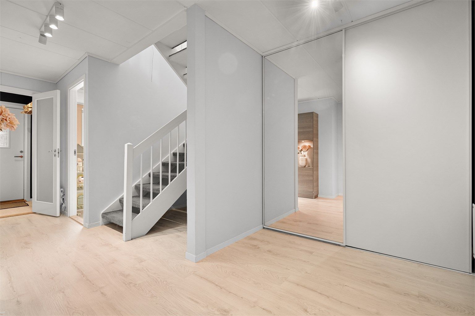 Romslig gang/hall i 1. etasje med stor skyvedørsgarderobe.