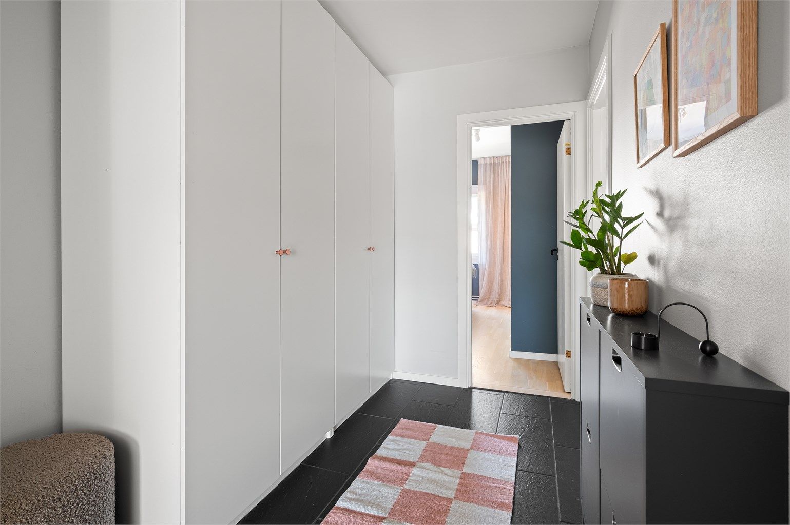 Fra entreen er det tilgang til alle rom i leiligheten. Døren inn til leiligheten er lyd- og brannklassifisert.