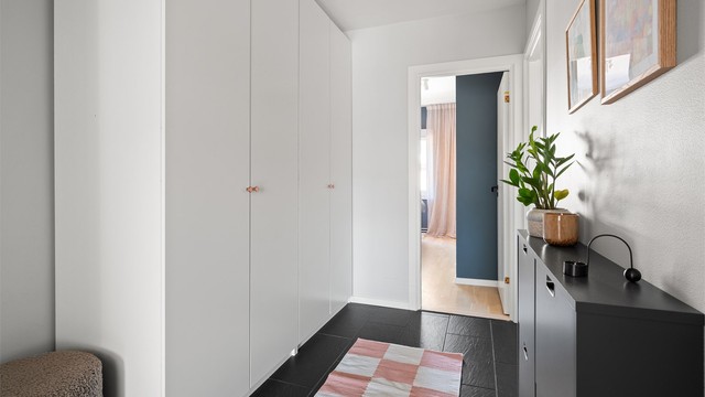 Fra entreen er det tilgang til alle rom i leiligheten. Døren inn til leiligheten er lyd- og brannklassifisert.