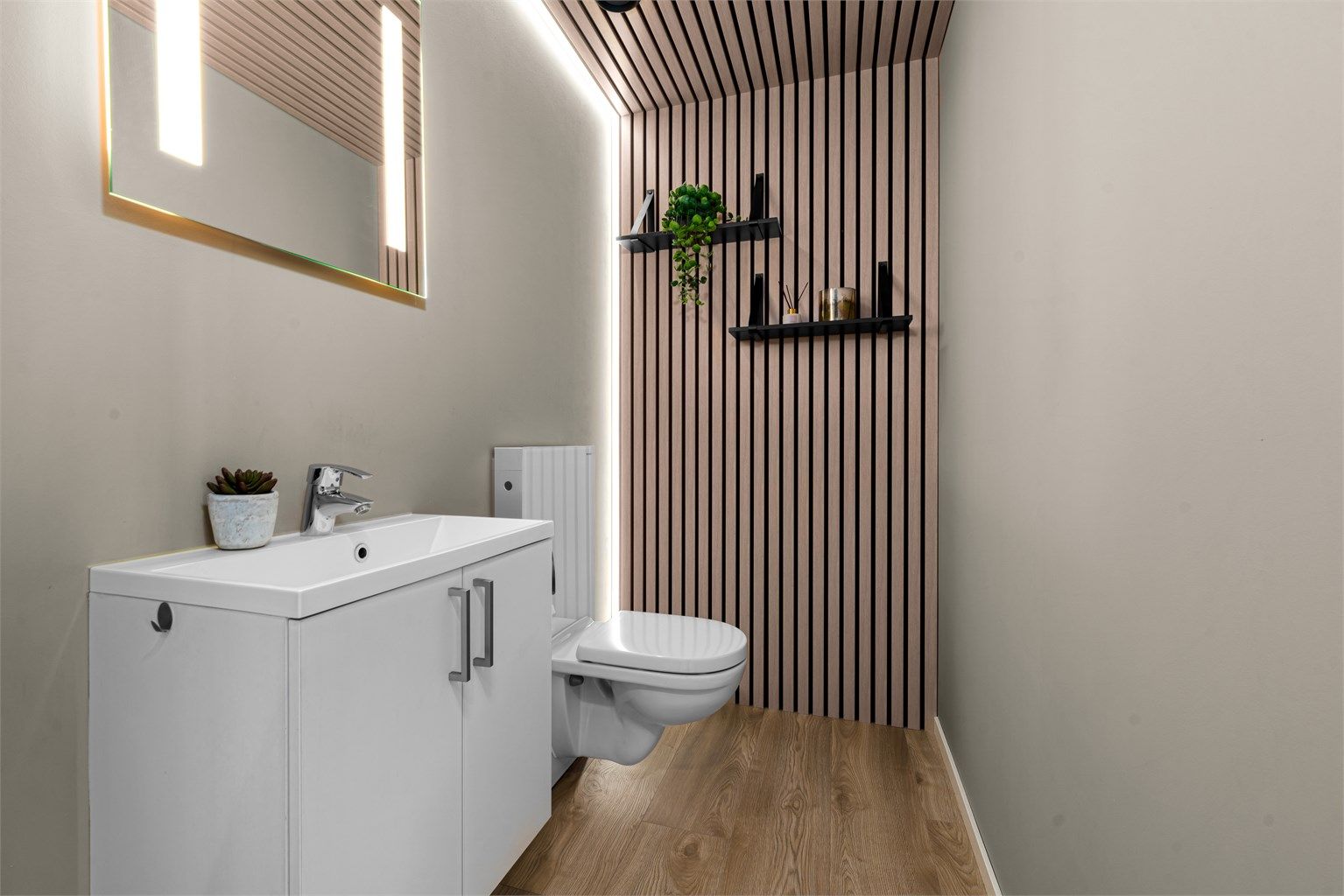 Toalett-rom i 2. etasje med dekorative spiler og LED-lysstripe gir et moderne og gjennomført uttrykk