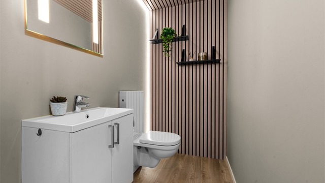 Toalett-rom i 2. etasje med dekorative spiler og LED-lysstripe gir et moderne og gjennomført uttrykk