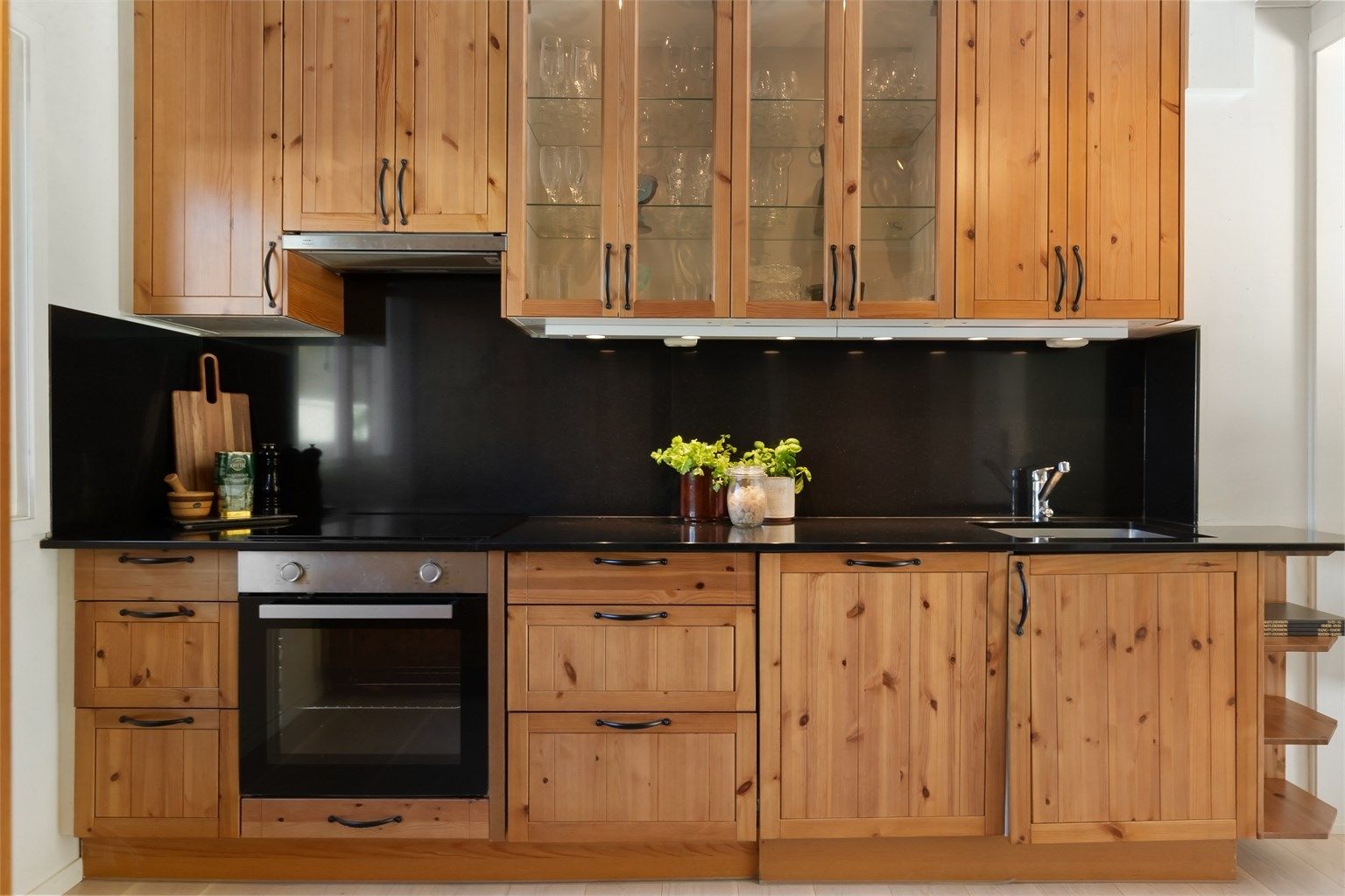 Innredningen fra 2008 inkluderer stekeovn, platetopp, oppvaskmaskin og kjøleskap med fryser.