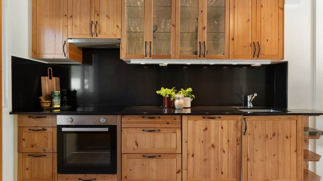 Innredningen fra 2008 inkluderer stekeovn, platetopp, oppvaskmaskin og kjøleskap med fryser.