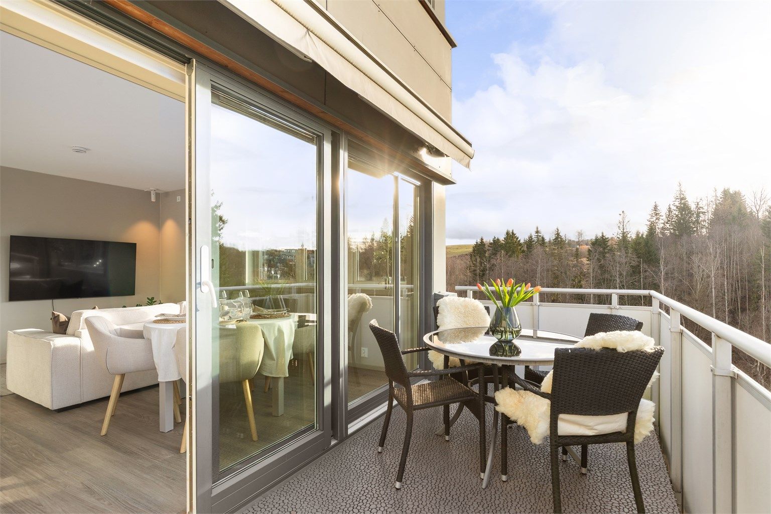 Balkongen har utgang fra stue/ kjøkken og tilbyr god plass til diverse utemøbler