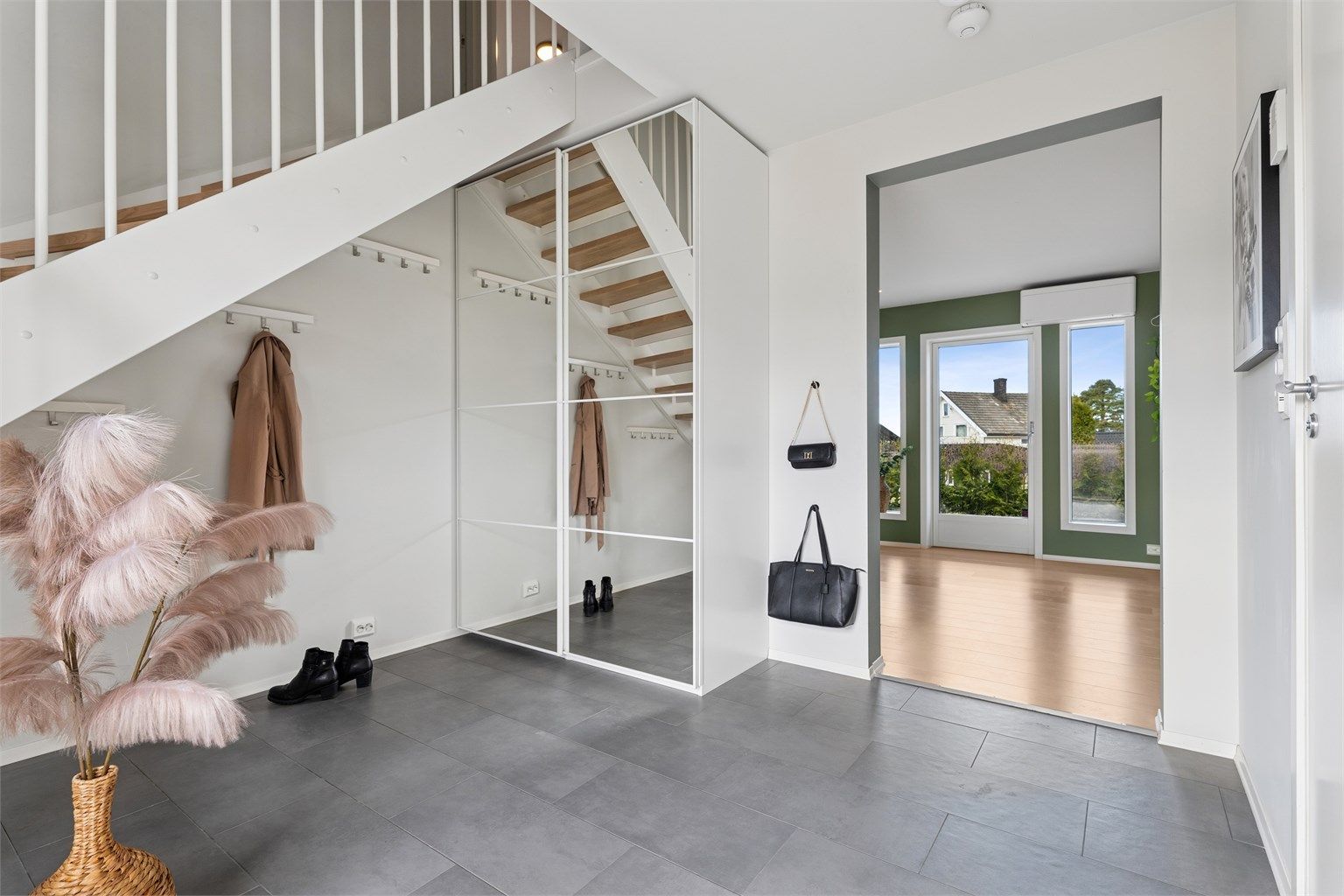 Romslig, flislagt entré med gulvvarme