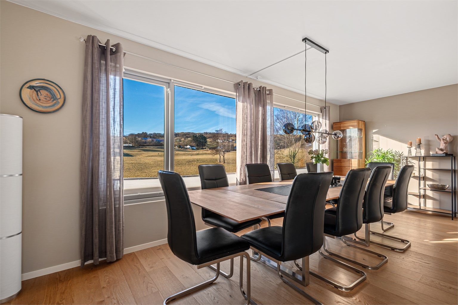 Det er god plass til et langbord for hyggelige middager med familie og venner.