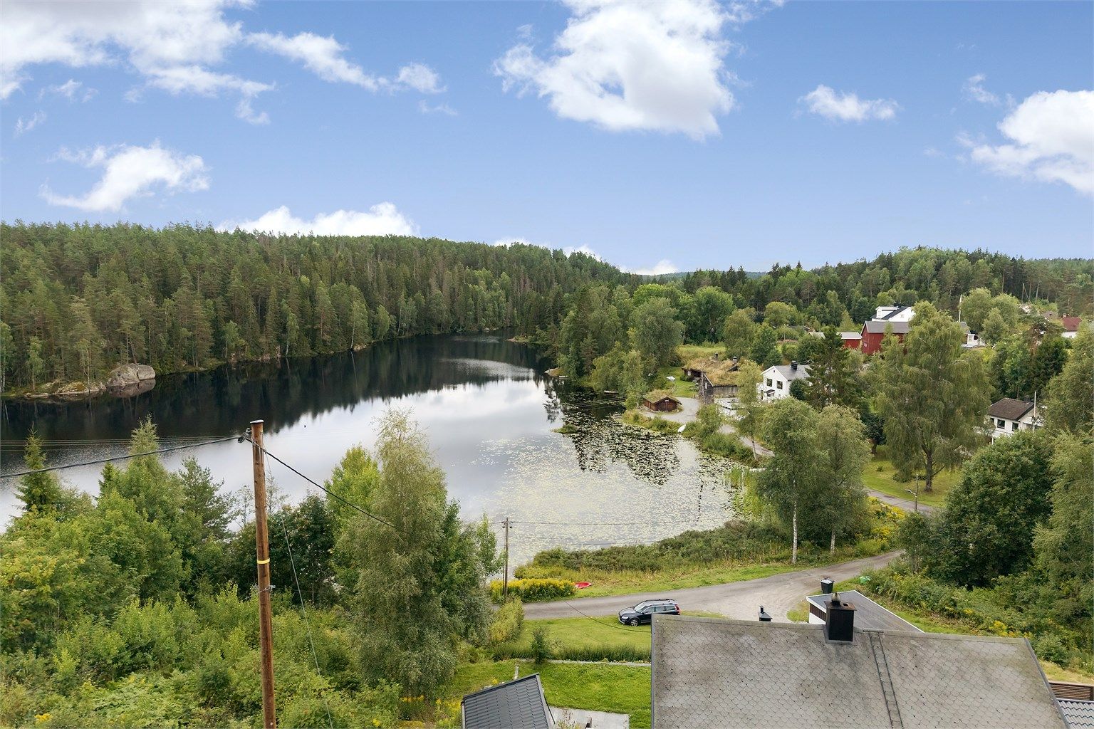 Naturskjønne og rolige omgivelser, kun 4 min kjøring til Siggerud sentrum med dagligvare, skole og idrettspark/hall. 