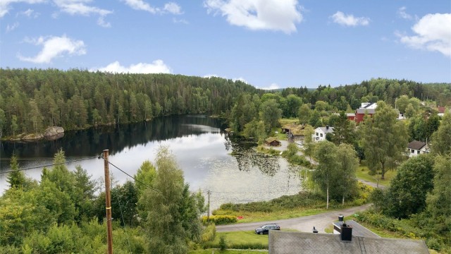 Naturskjønne og rolige omgivelser, kun 4 min kjøring til Siggerud sentrum med dagligvare, skole og idrettspark/hall.