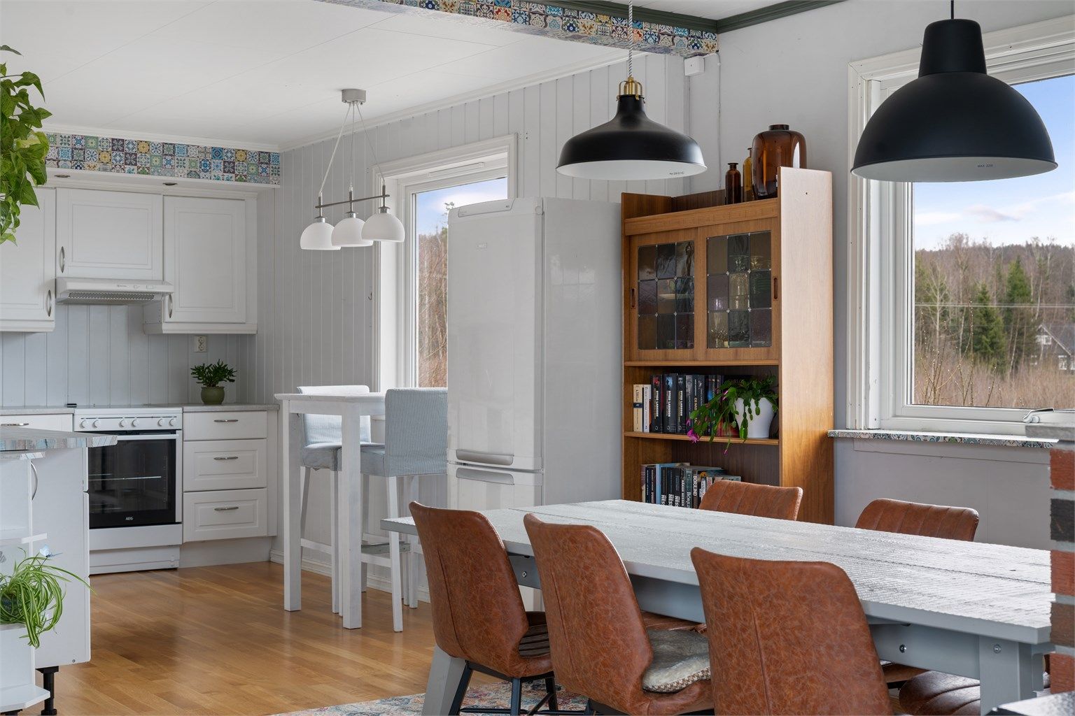 God plass til både langbord i spisestuen og en mindre frokostkrok på kjøkkenet.