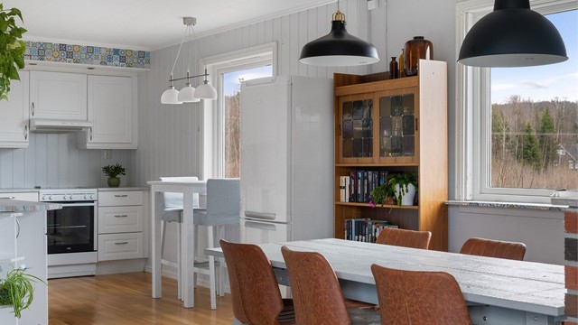 God plass til både langbord i spisestuen og en mindre frokostkrok på kjøkkenet.