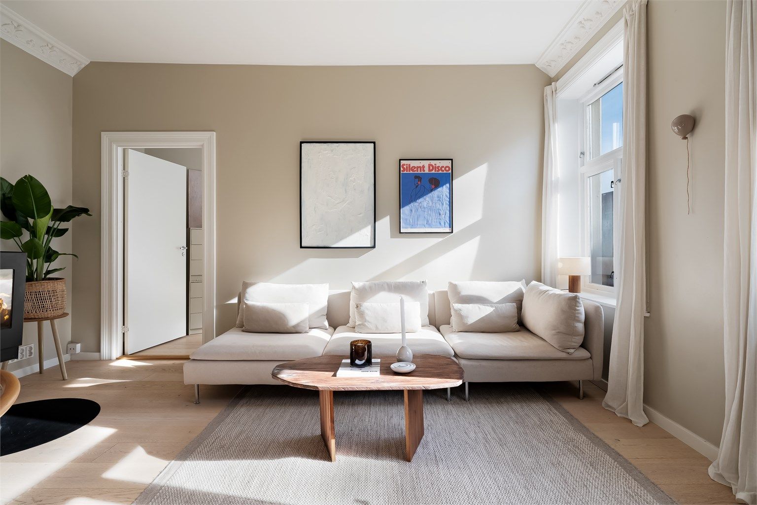 Generøs takhøyde målt opptil 2.88 m. bidrar til en luftig atmosfære i leiligheten.