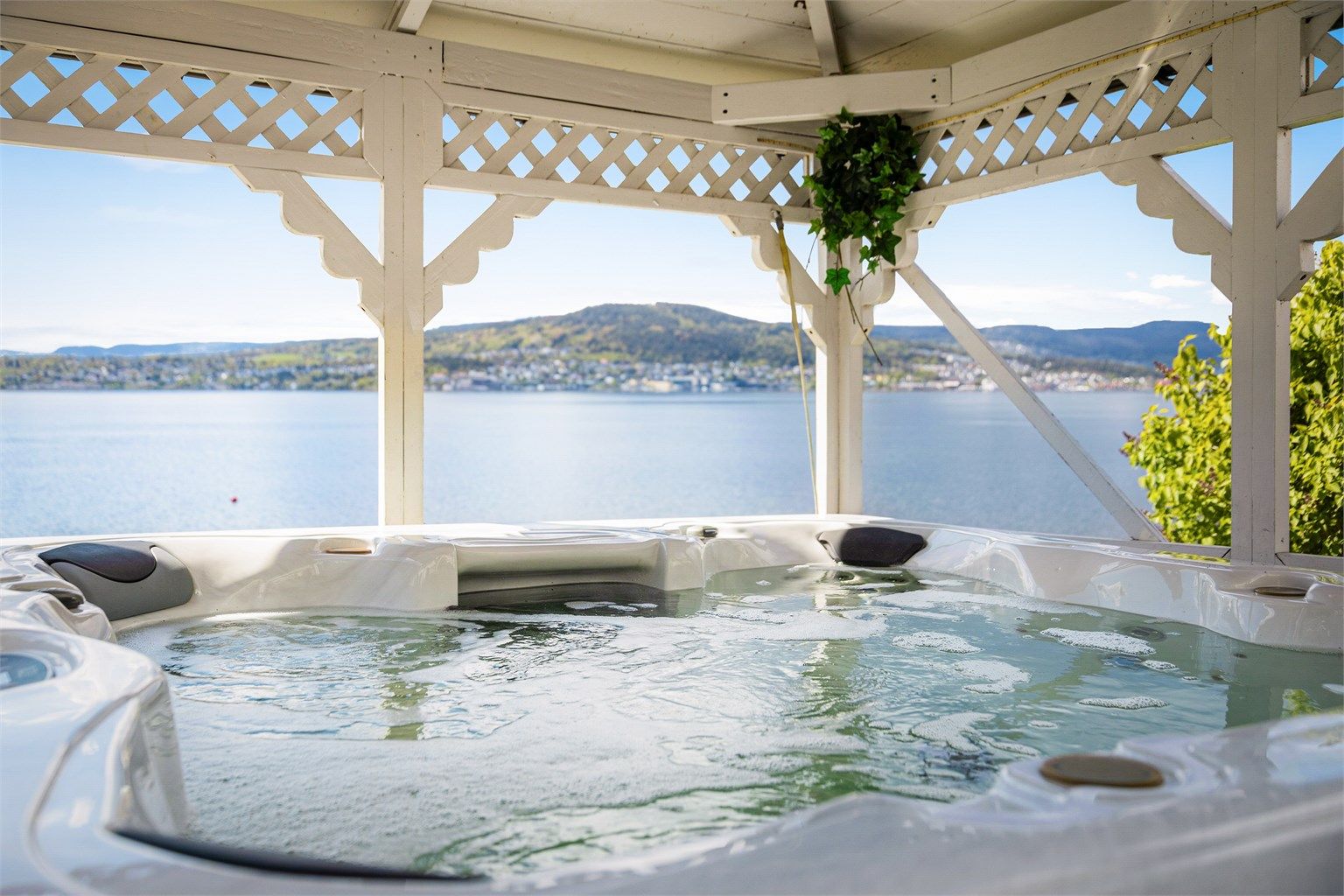 Det er en frittstående paviljong (ikke byggemeldt) med opplegg for jaccuzzi.