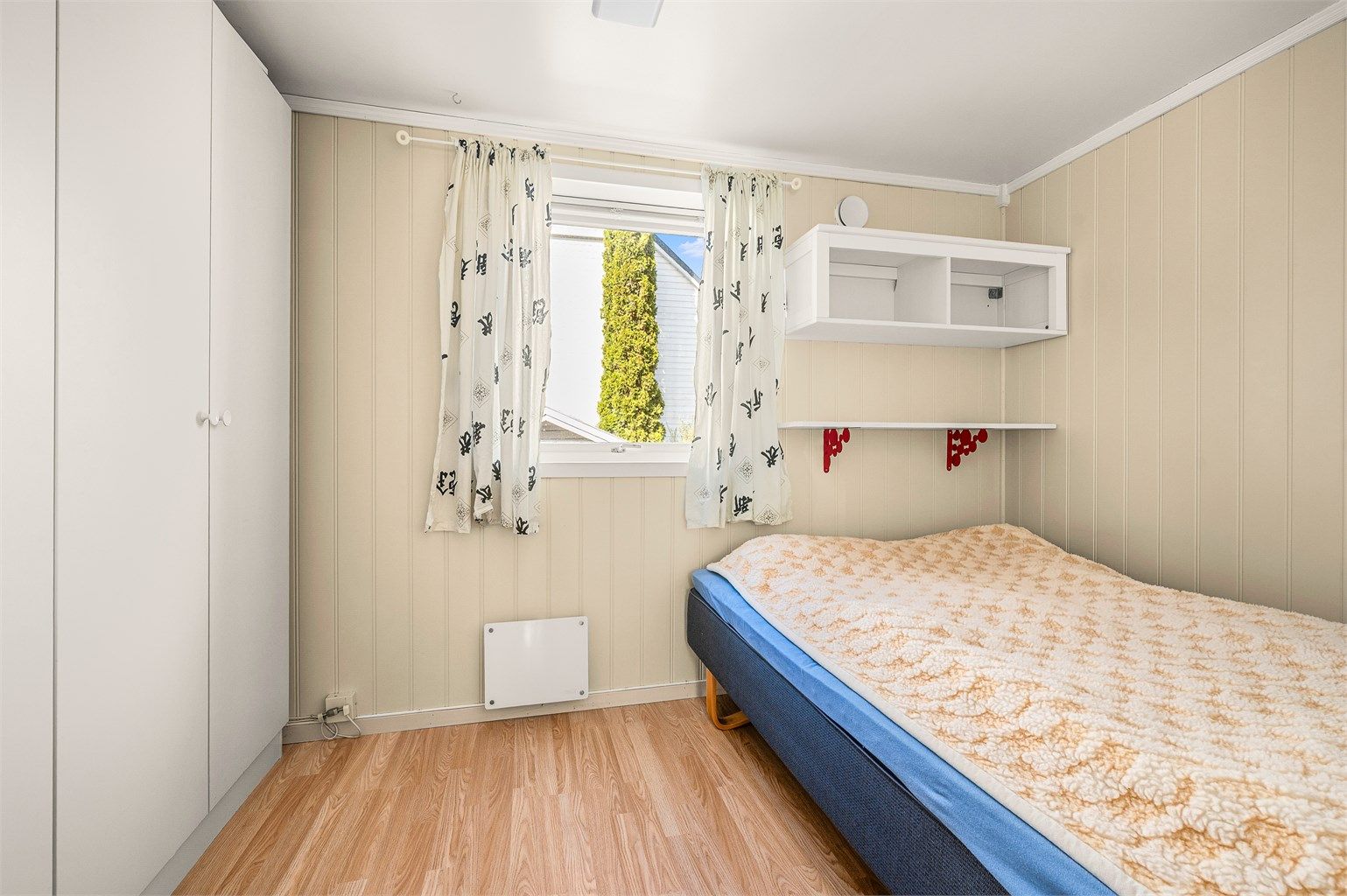 Et av to soverom i 1. etasje på 7 kvm med god plass til seng og garderobe.
