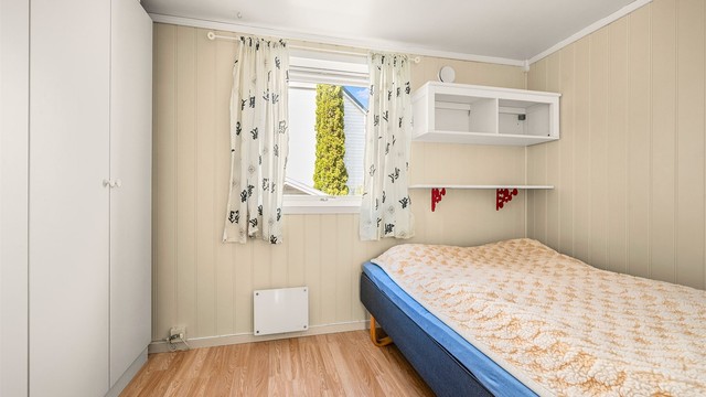 Et av to soverom i 1. etasje på 7 kvm med god plass til seng og garderobe.