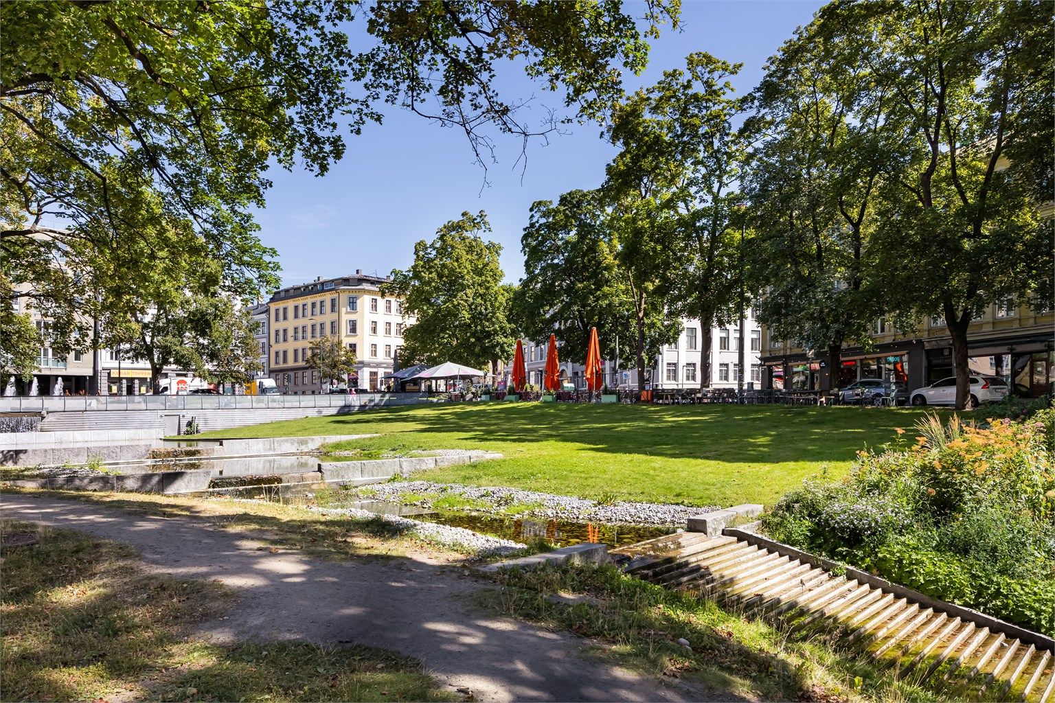Alexander Kiellands plass finner man flere restauranter og kaféer med uteservering i sommerhalvåret.