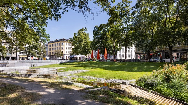 Alexander Kiellands plass finner man flere restauranter og kaféer med uteservering i sommerhalvåret.