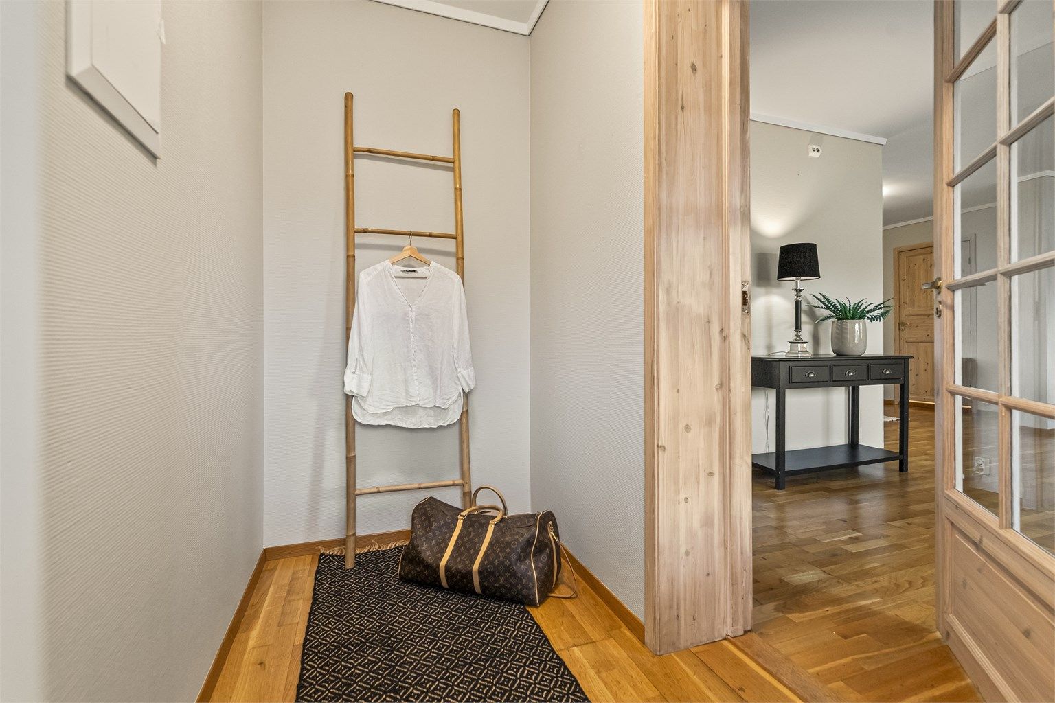 Velkommen inn! Entréen har plass til yttertøy og huser sikringsskapet med moderne automatsikringer.