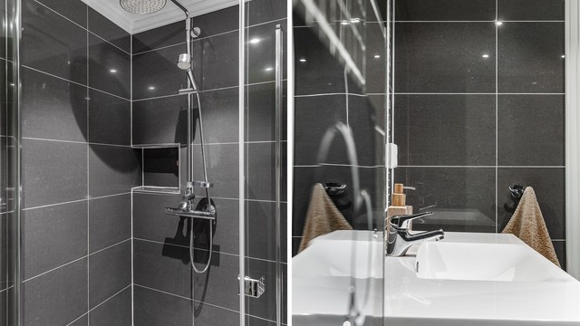 Spottene i badets himling kan dimmes til den foretrukne styrke og stemning.