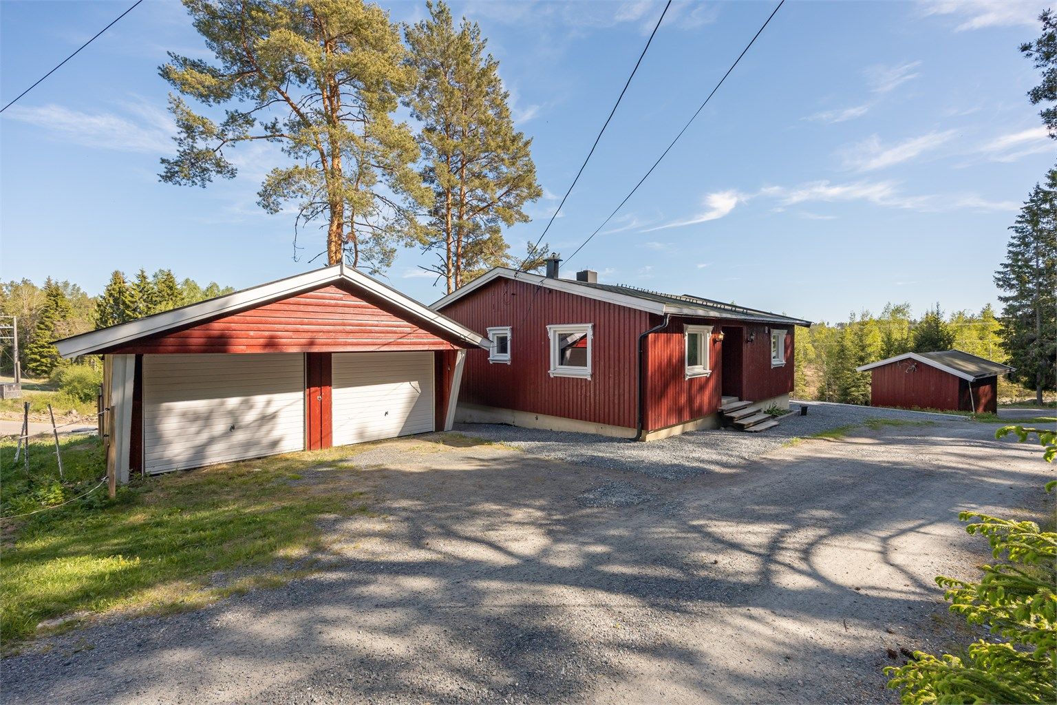 Eiendommen inkluderer en dobbelgarasje på 35 m² med god plass til parkering og lagring.