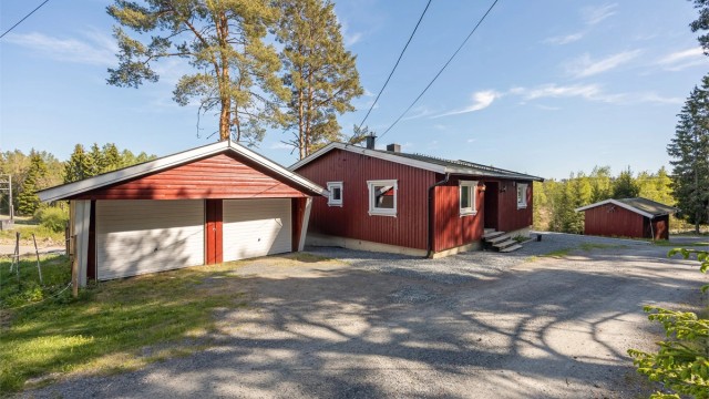 Eiendommen inkluderer en dobbelgarasje på 35 m² med god plass til parkering og lagring.