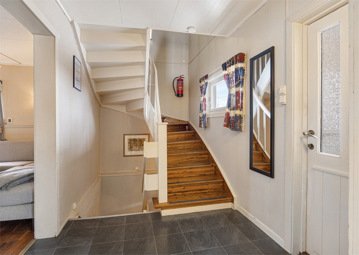 Trappen i tre binder boligens tre plan sammen på en funksjonell måte.