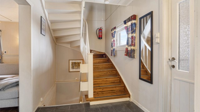 Trappen i tre binder boligens tre plan sammen på en funksjonell måte.