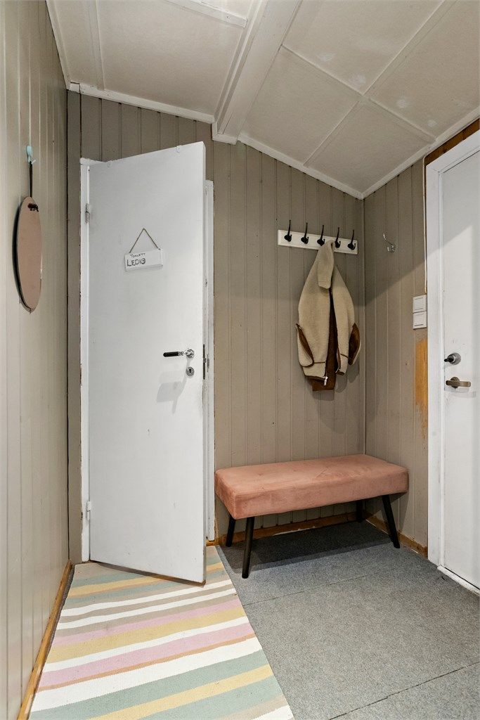 Velkommen inn! Entré med plass til å henge fra seg yttertøy. 