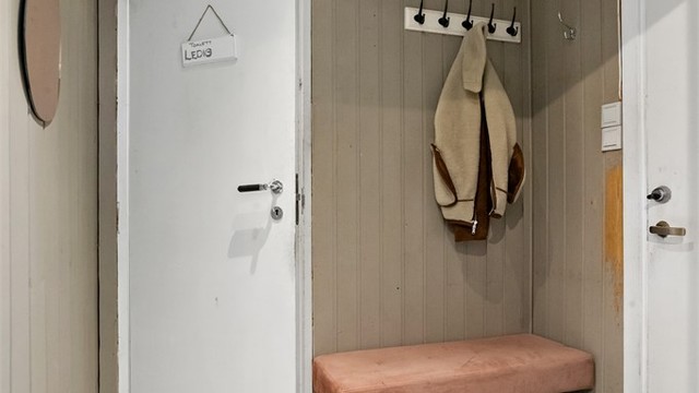 Velkommen inn! Entré med plass til å henge fra seg yttertøy.