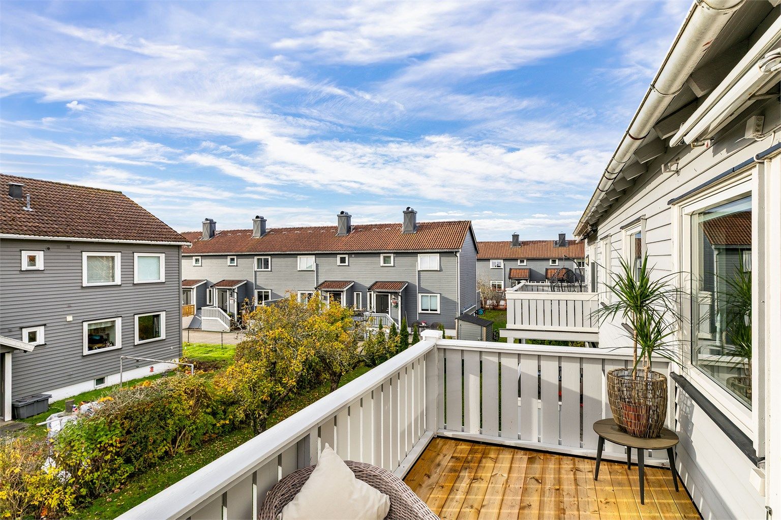 Flere oppgraderinger er utført innvendig som utvendig i 2025. 
På balkongen er det lagt nye terrassebord.
