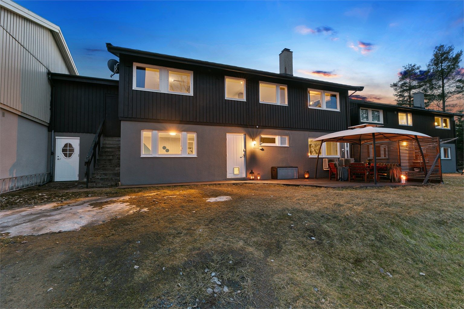 Mot nordvest, på baksiden av huset, er det en fin terrasse på ca. 32 kvm. Terrassen tilhører sokkelleiligheten, og har dekke og levegg i tre.