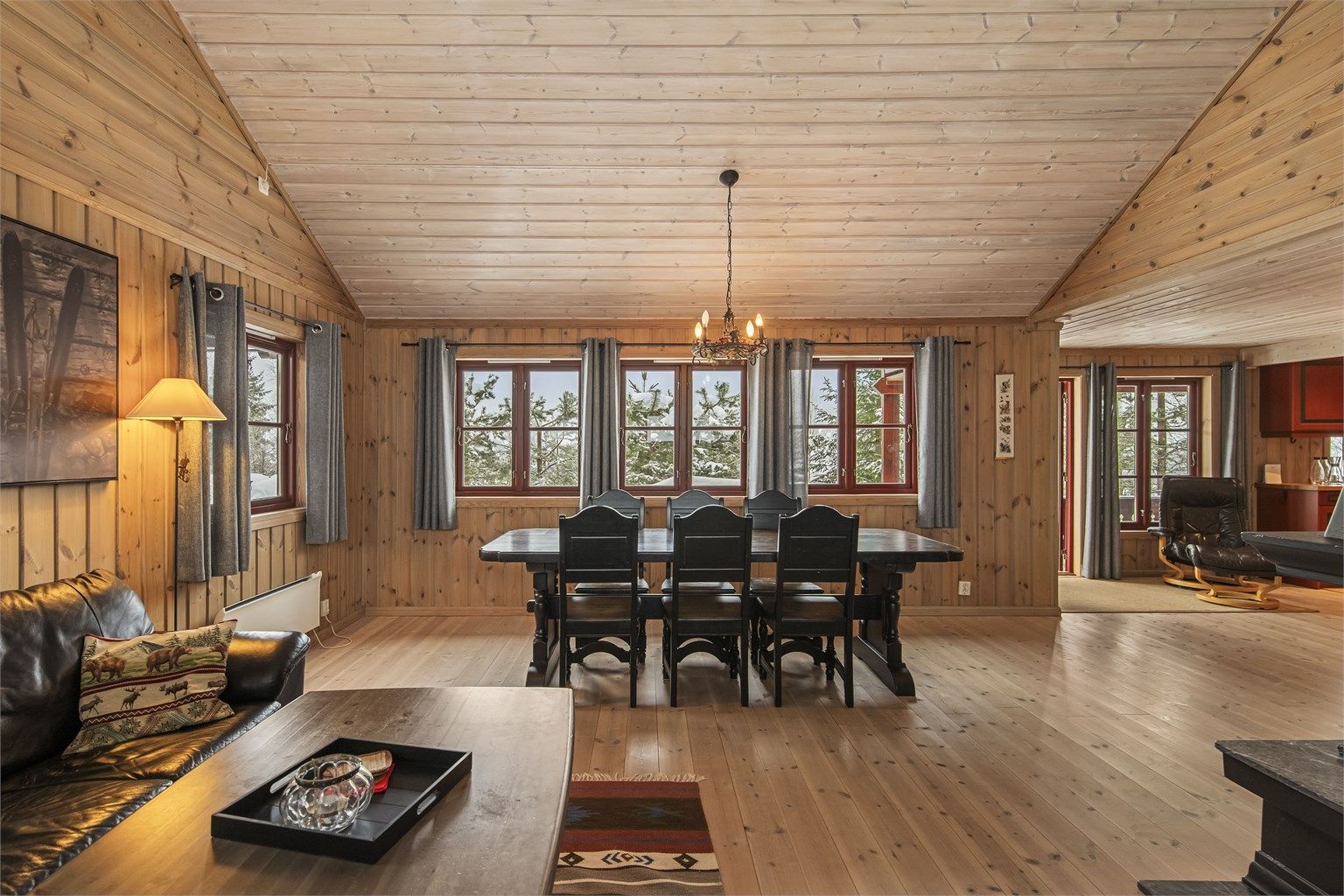 Spisestuen har god plass til langbord for hyggelige måltider med familie og venner.