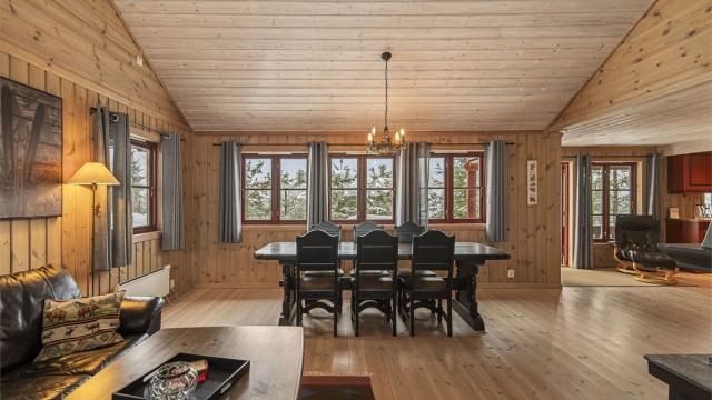 Spisestuen har god plass til langbord for hyggelige måltider med familie og venner.