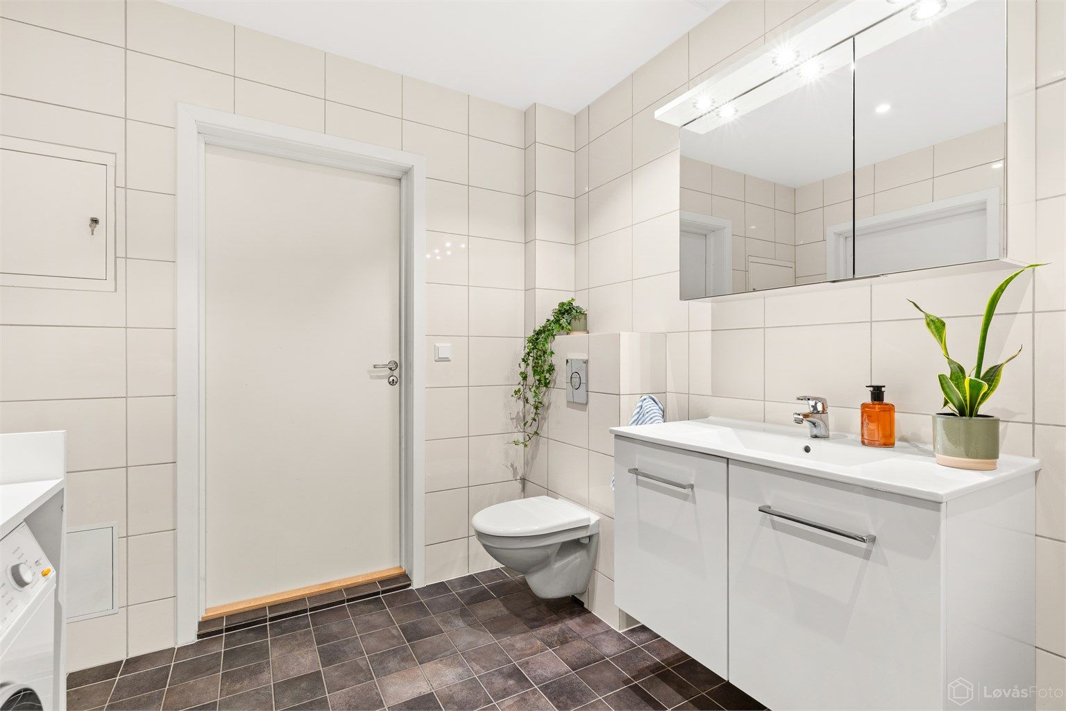 Innenfor badet/vaskerommet ligger boden som har god plass til lagring