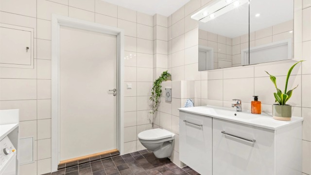 Innenfor badet/vaskerommet ligger boden som har god plass til lagring