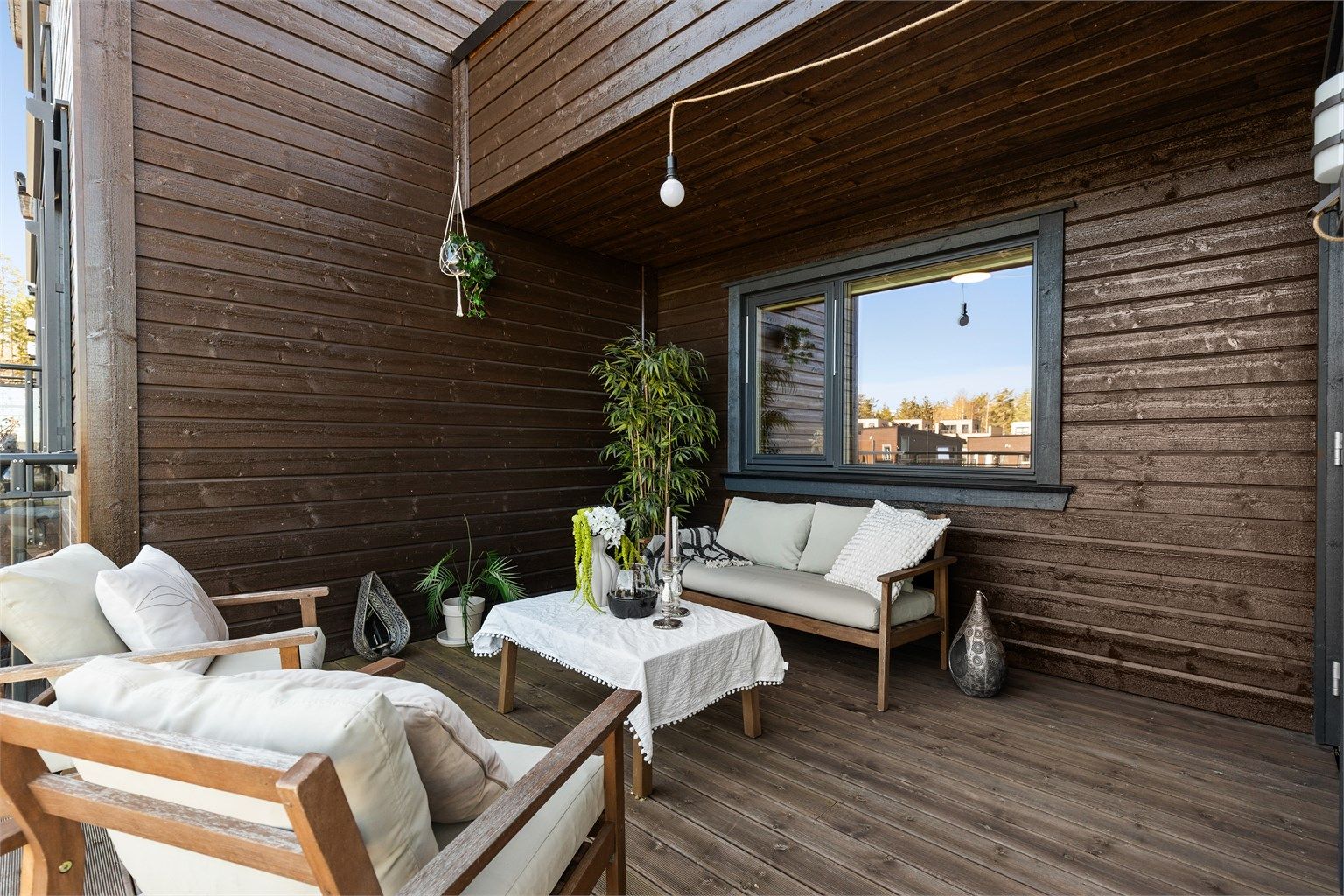 Den overbygde delen av balkongen gir ly for vær og vind, og utvider brukstiden.