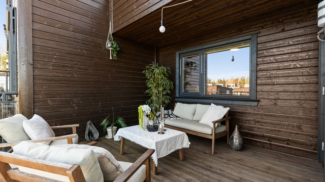 Den overbygde delen av balkongen gir ly for vær og vind, og utvider brukstiden.