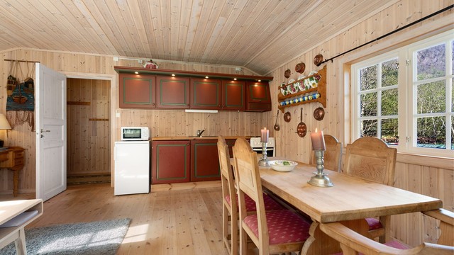 Kjøkkenkroken er funksjonell med profilerte fronter og plass til spisebord.