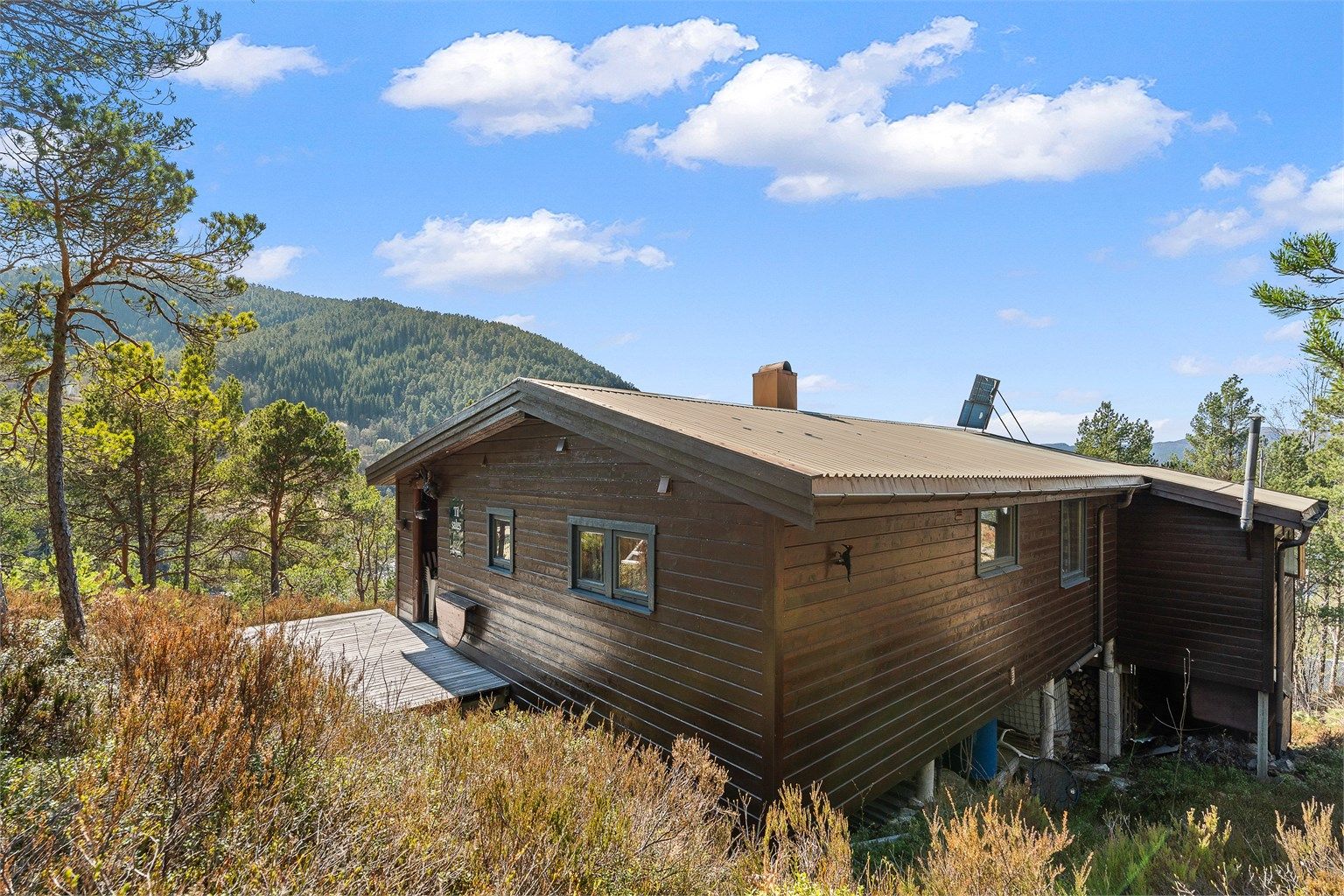 Det er i følge selger opparbeidet en parkeringsplass i forbindelse med veien inn til hytta, og det er mulig å parkere på felles parkeringsplass for hyttefeltet ved fylkesveien. 