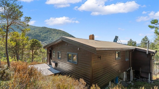 Det er i følge selger opparbeidet en parkeringsplass i forbindelse med veien inn til hytta, og det er mulig å parkere på felles parkeringsplass for hyttefeltet ved fylkesveien.