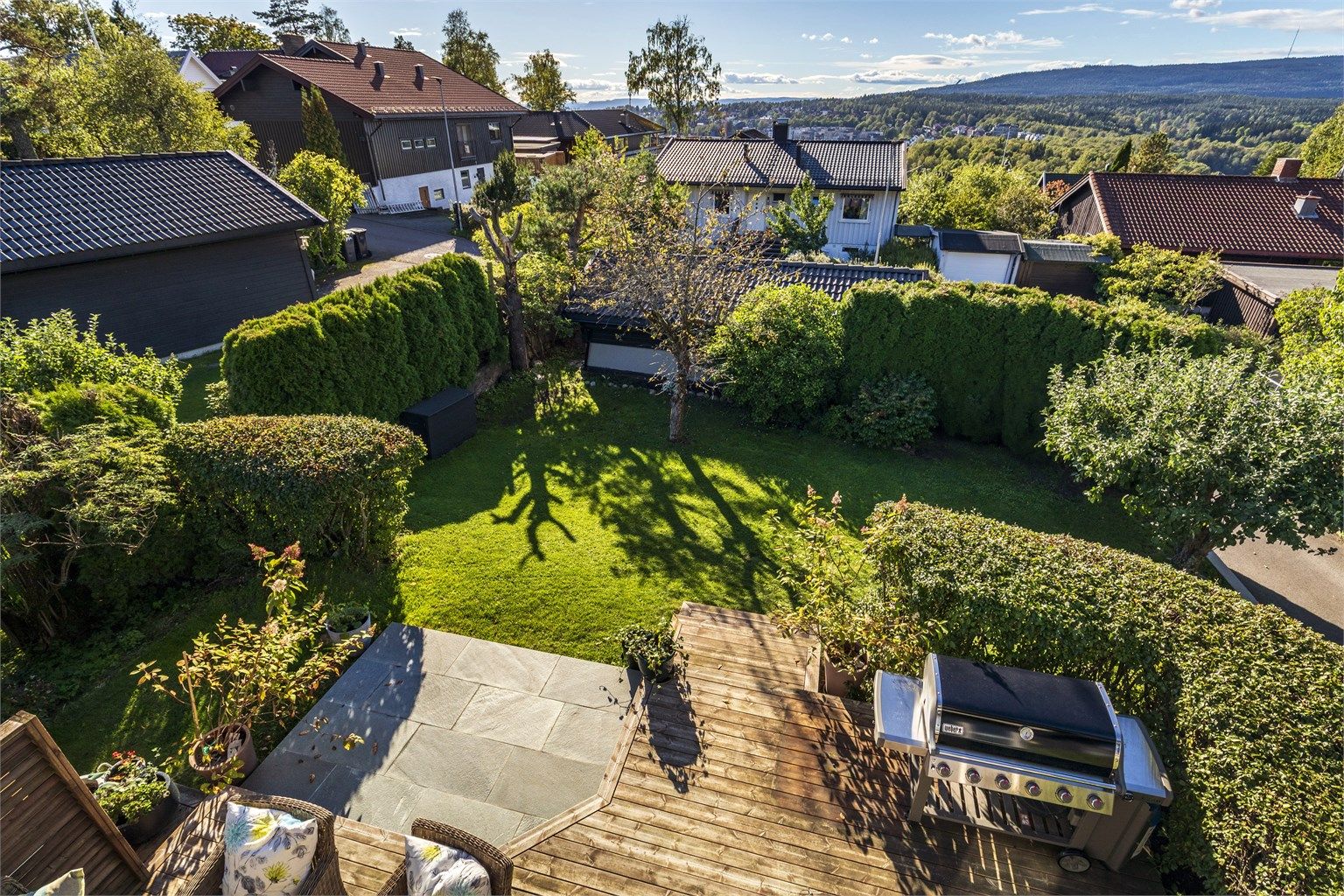 Eiendommen har pent opparbeidede uteområder og ligger solrikt- og skjermet til