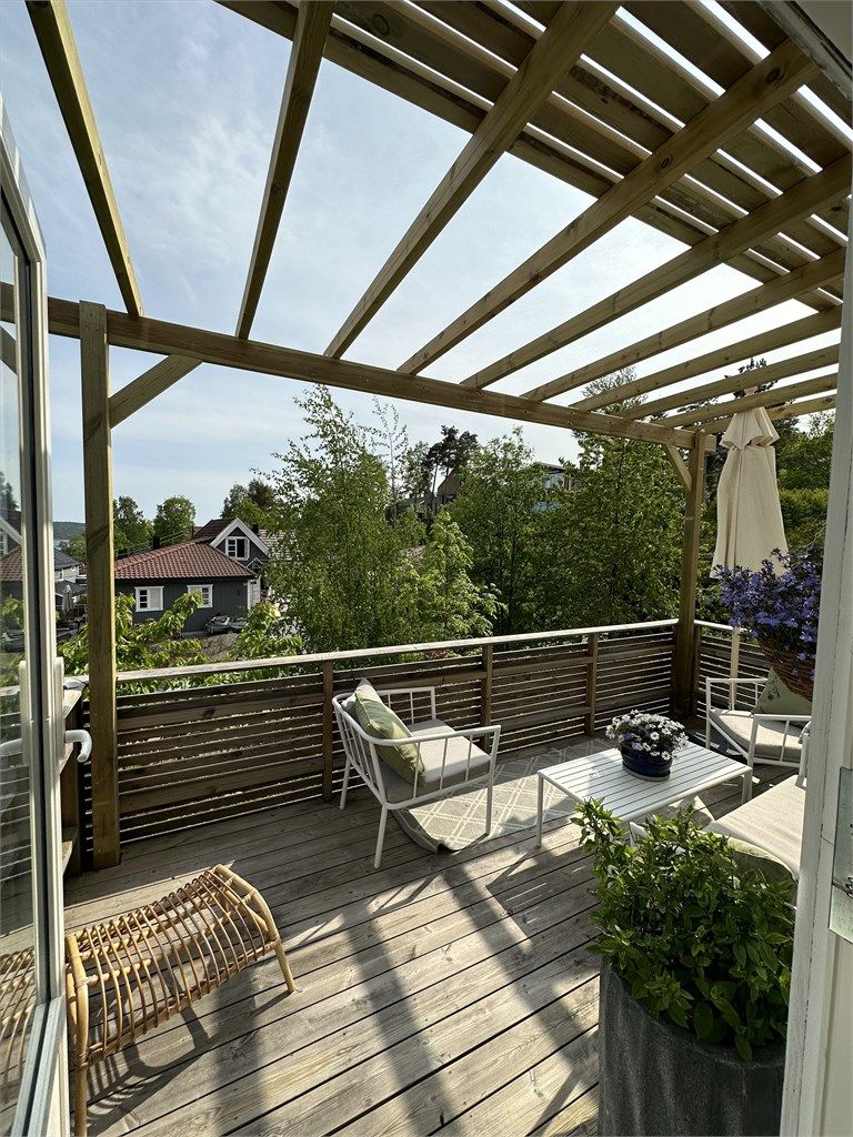 Adkomst fra stuen til solrik terrasse på 18 kvm (privat foto) 