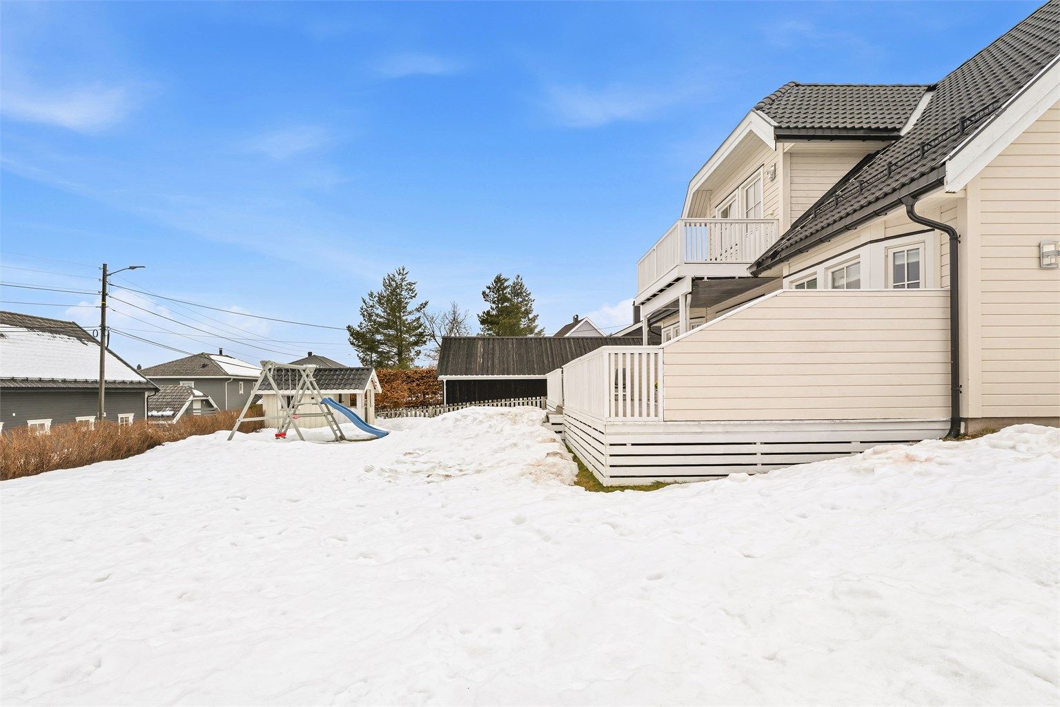 Fra den svært romslige terrassen er det adkomst ned til tomten