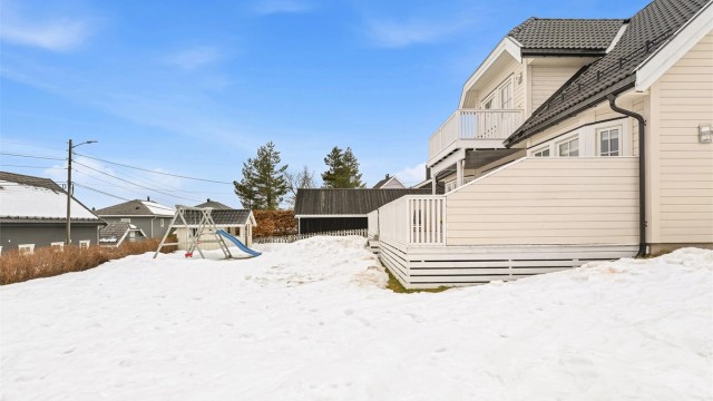 Fra den svært romslige terrassen er det adkomst ned til tomten