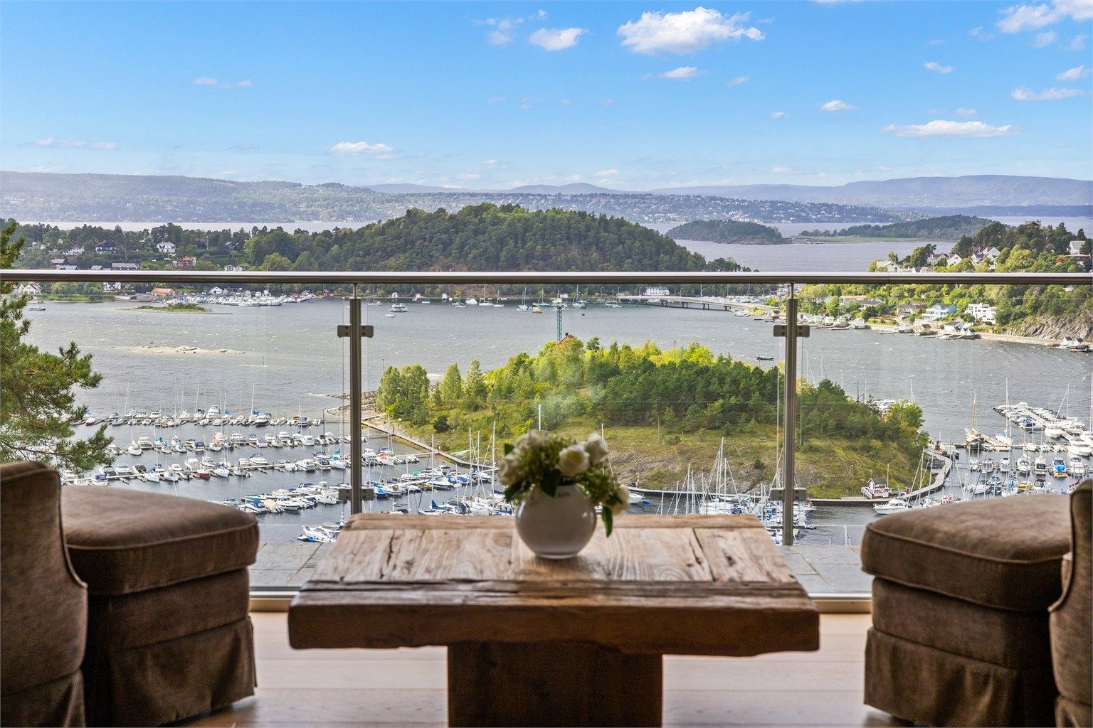 1. etasje: I stuen nyter du et uhindret utsikt