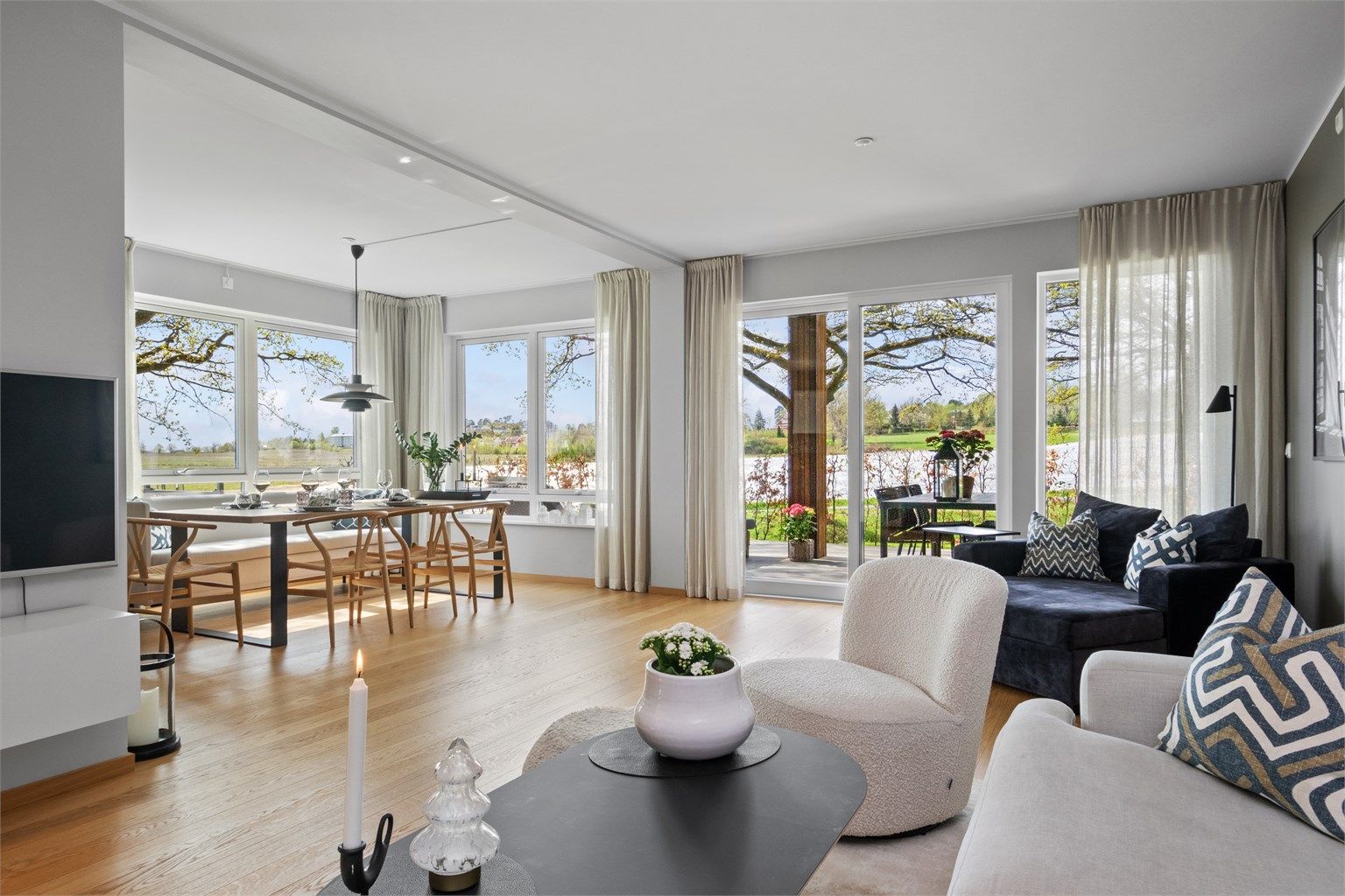 Det er store vinduer i to himmelretninger, og allrommet har god takhøyde, lysmalte vegger og enstavs parkett på gulv med vannbåren gulvvarme.