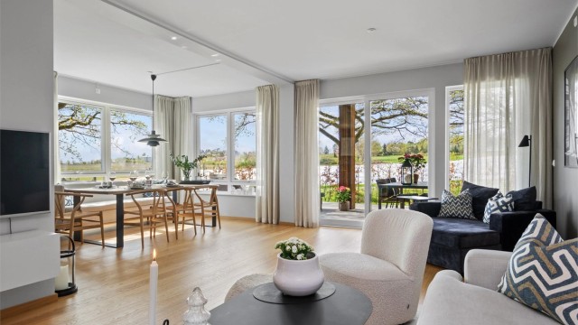 Det er store vinduer i to himmelretninger, og allrommet har god takhøyde, lysmalte vegger og enstavs parkett på gulv med vannbåren gulvvarme.